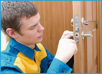 Chicago Priority Locksmith Chicago, IL 312-809-3982 - 5a-lock-opening